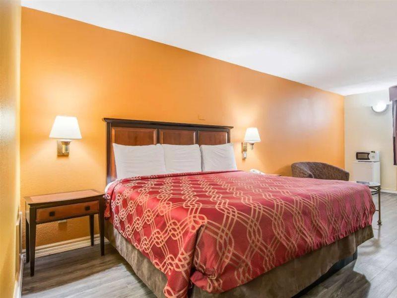 Econo Lodge At Six Flags Austell Bagian luar foto