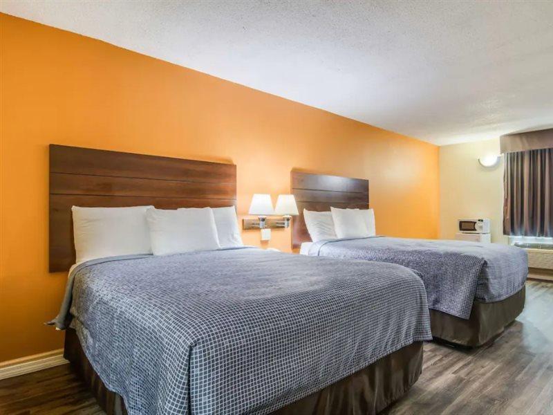 Econo Lodge At Six Flags Austell Bagian luar foto