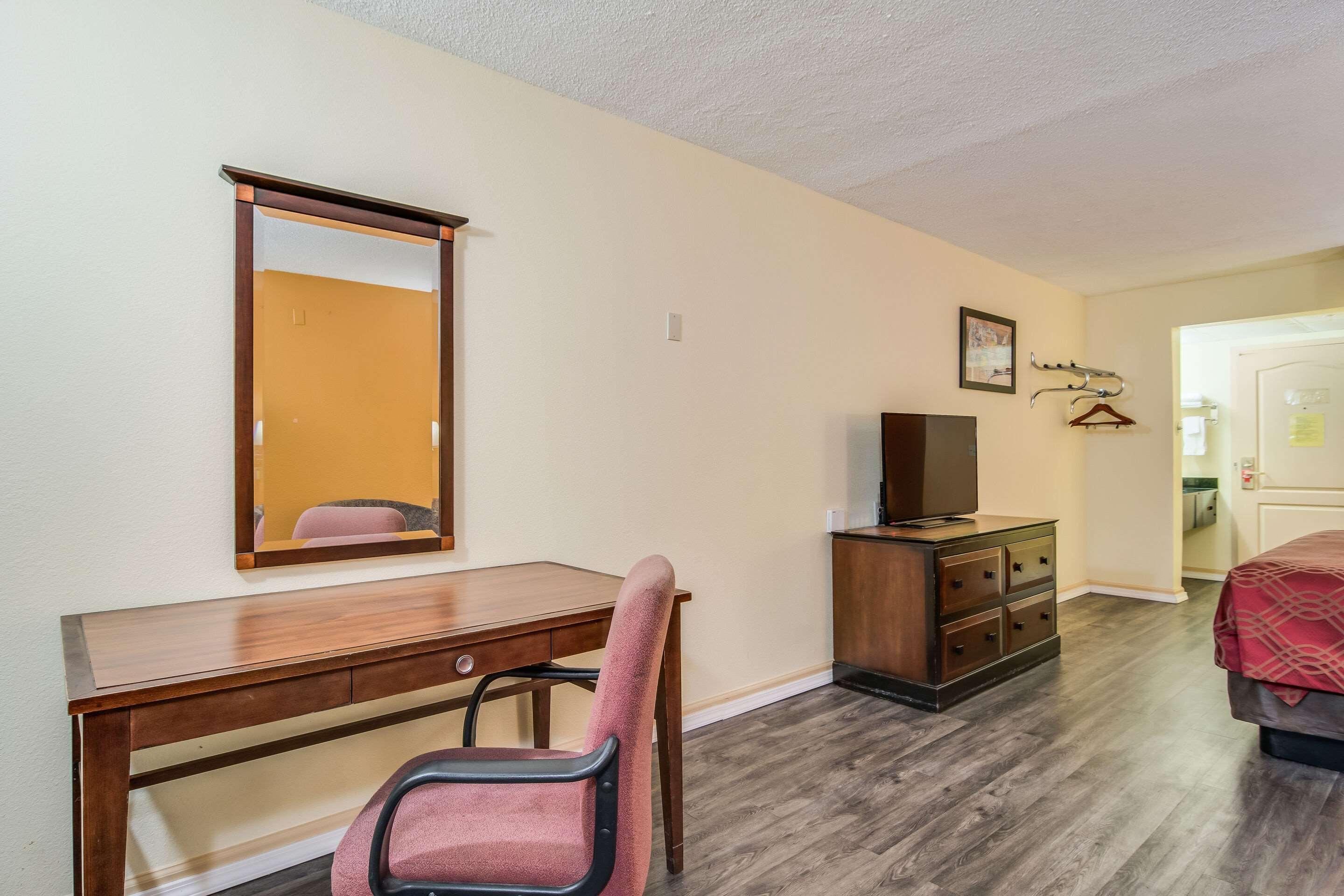 Econo Lodge At Six Flags Austell Bagian luar foto