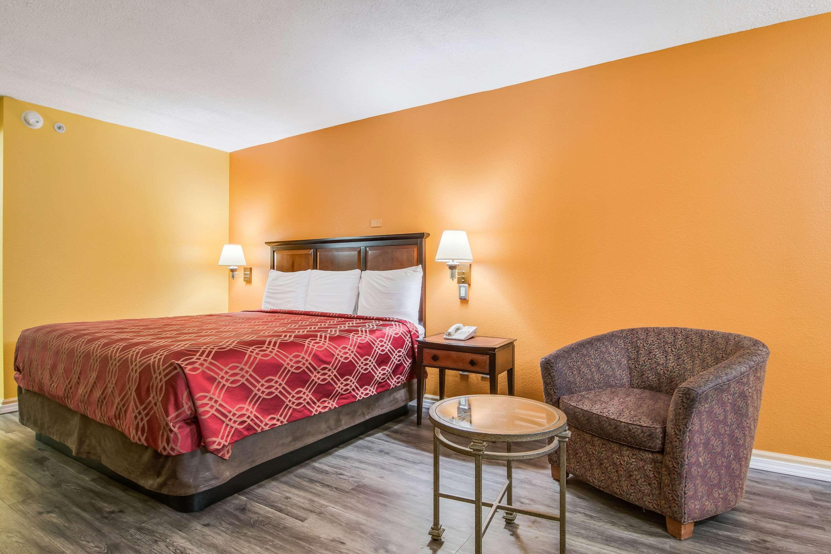 Econo Lodge At Six Flags Austell Bagian luar foto