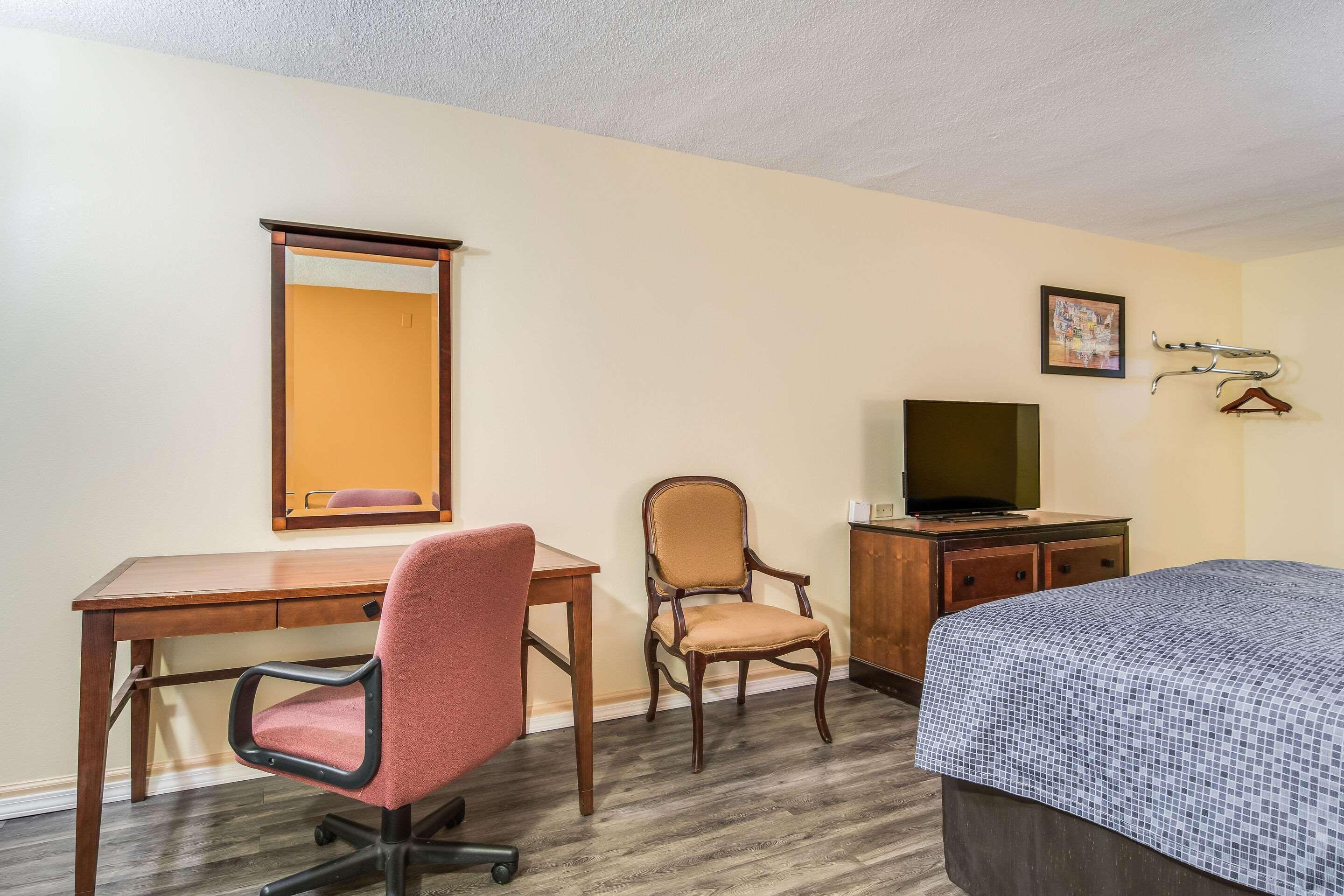 Econo Lodge At Six Flags Austell Bagian luar foto