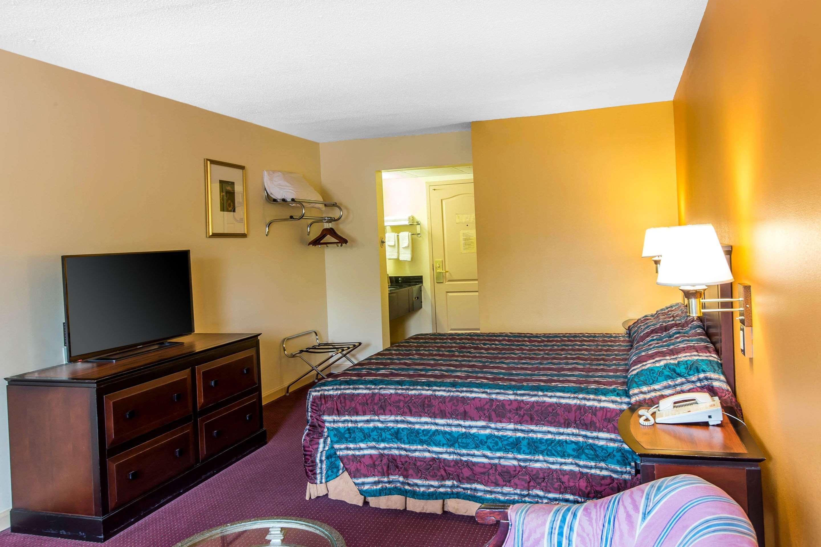 Econo Lodge At Six Flags Austell Bagian luar foto