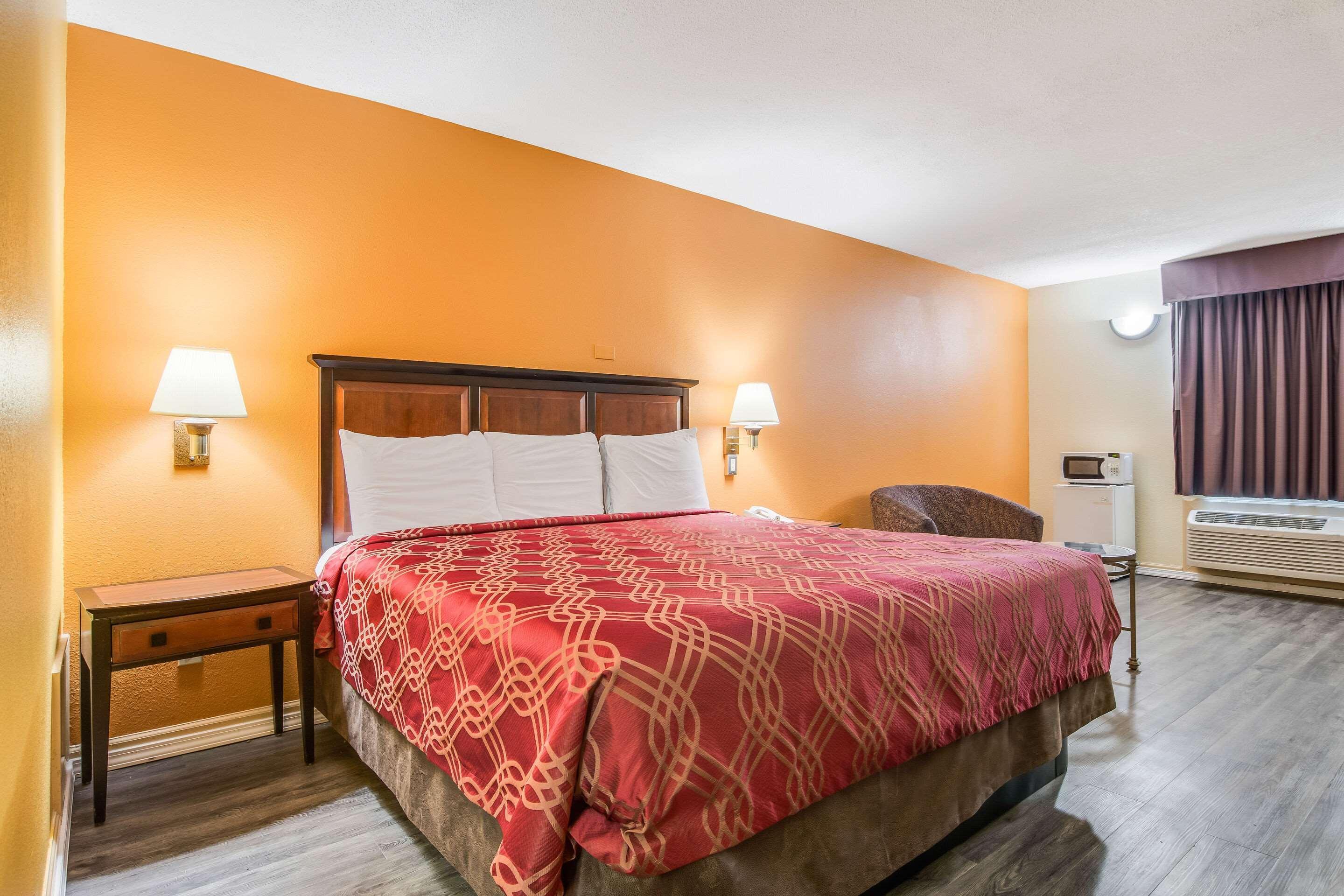 Econo Lodge At Six Flags Austell Bagian luar foto
