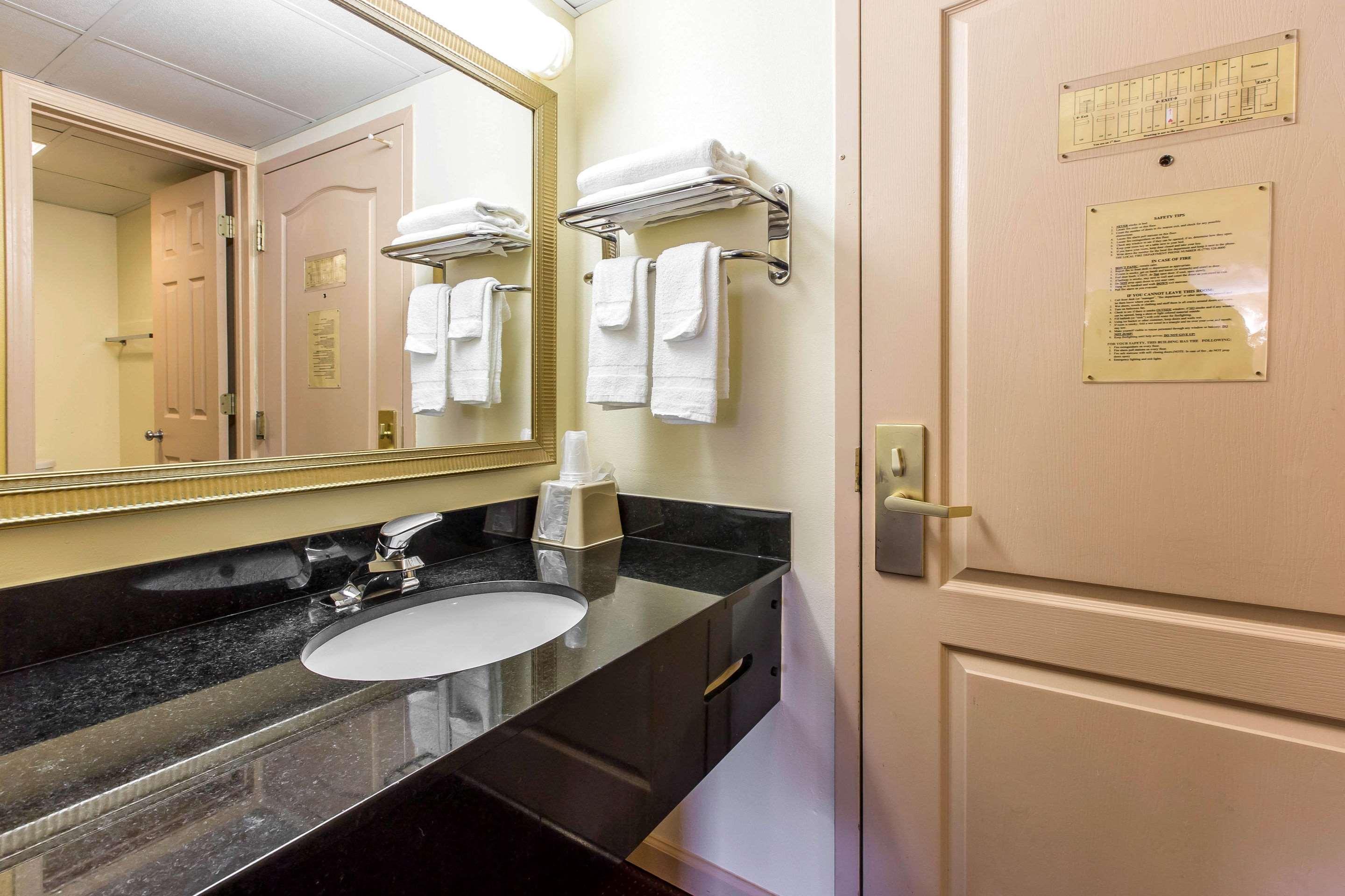 Econo Lodge At Six Flags Austell Bagian luar foto